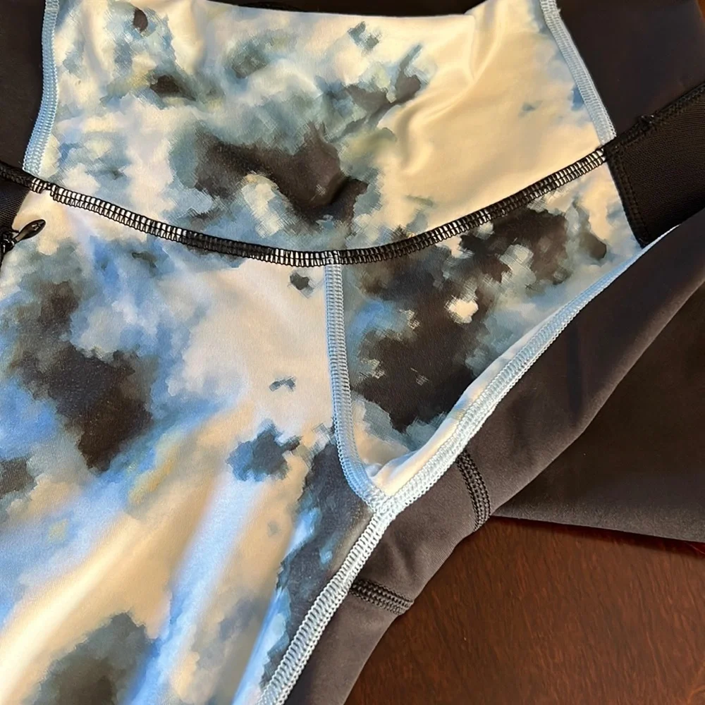 Lululemon Athletica Women’s Stop at Nothing Cropped Blue Tye dye Leggings size 6